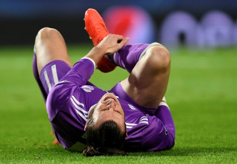 Real Madrids Welsh forward Gareth Bale grimaces as he lies on the pitch during the UEFA Champions League football match Sporting CP vs Real Madrid CF on November 22, 2016