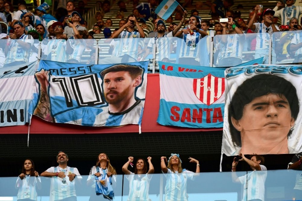 Maradona, rendido a Menoti. AFP
