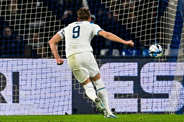 Kane makes history as 10-man England beat Italy