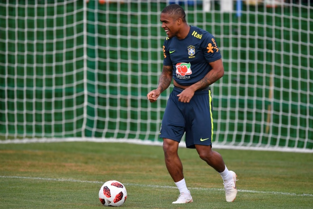 Une nouvelle équipe surprenante attend Douglas Costa. AFP