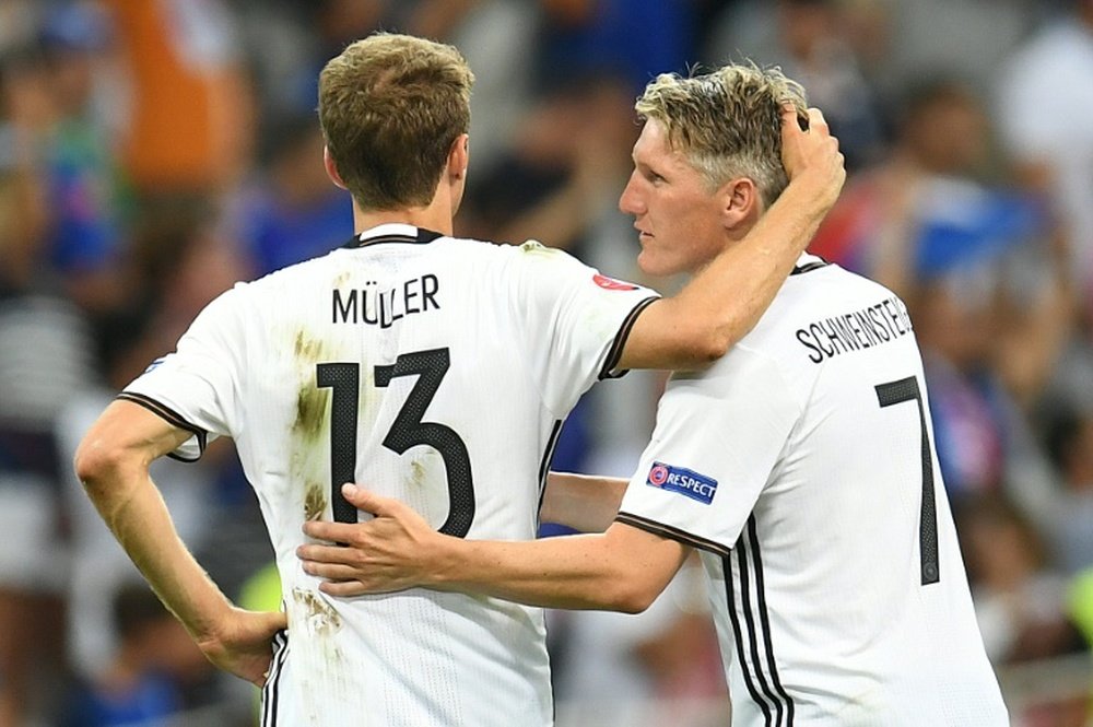 Thomas Müller et Schweinsteiger après la défaite contre la France en demi-finale de l'Euro. AFP