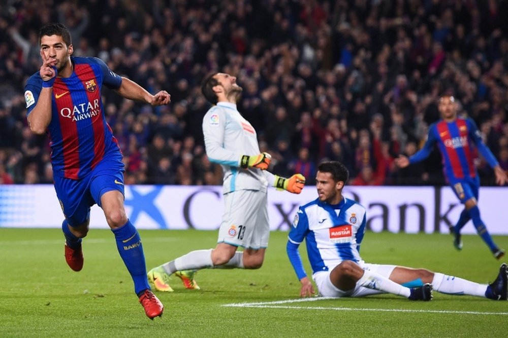 Barcelonas forward Luis Suarez (L) celebrates his goal on December 18, 2016