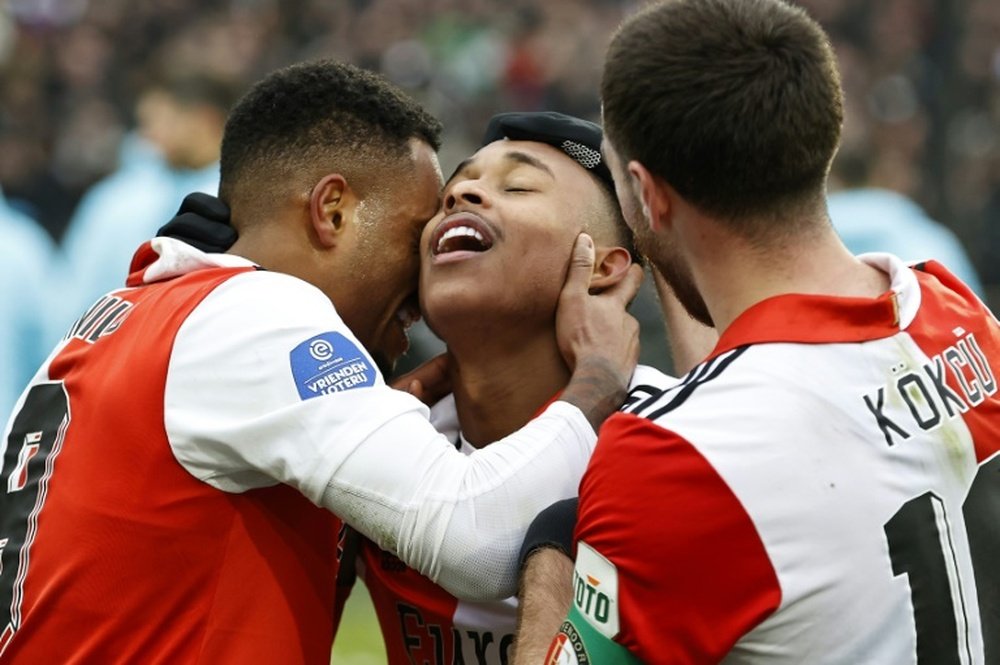 O Feyenoord não abre mão da liderança. AFP