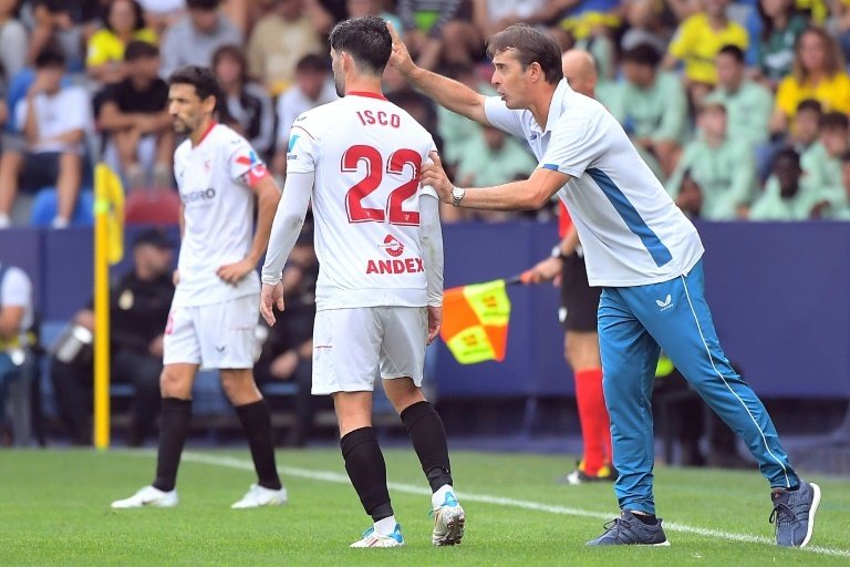 Sevilla coach Julen Lopetegui gives Isco instructions in the draw with Villarreal