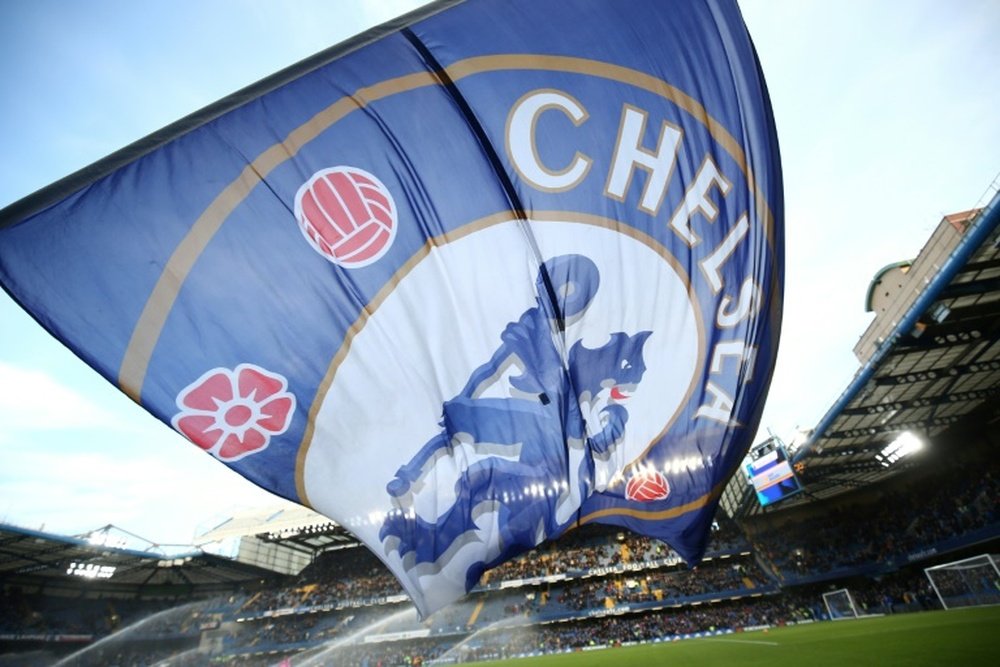 Chelsea sanciona adeptos por insultos racistas. AFP