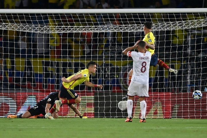Santos Borré desanuda el debut de Colombia