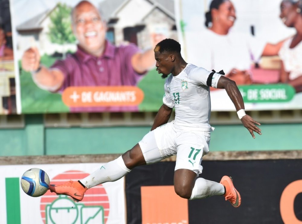 Ivory Coasts defender Serge Aurier controls the ball at the Felix Houphouet-Boigny stadium in Abidjan on March 25, 2016, during the 2017 Africa Cup Nations football match between Ivory Coast and Sudan