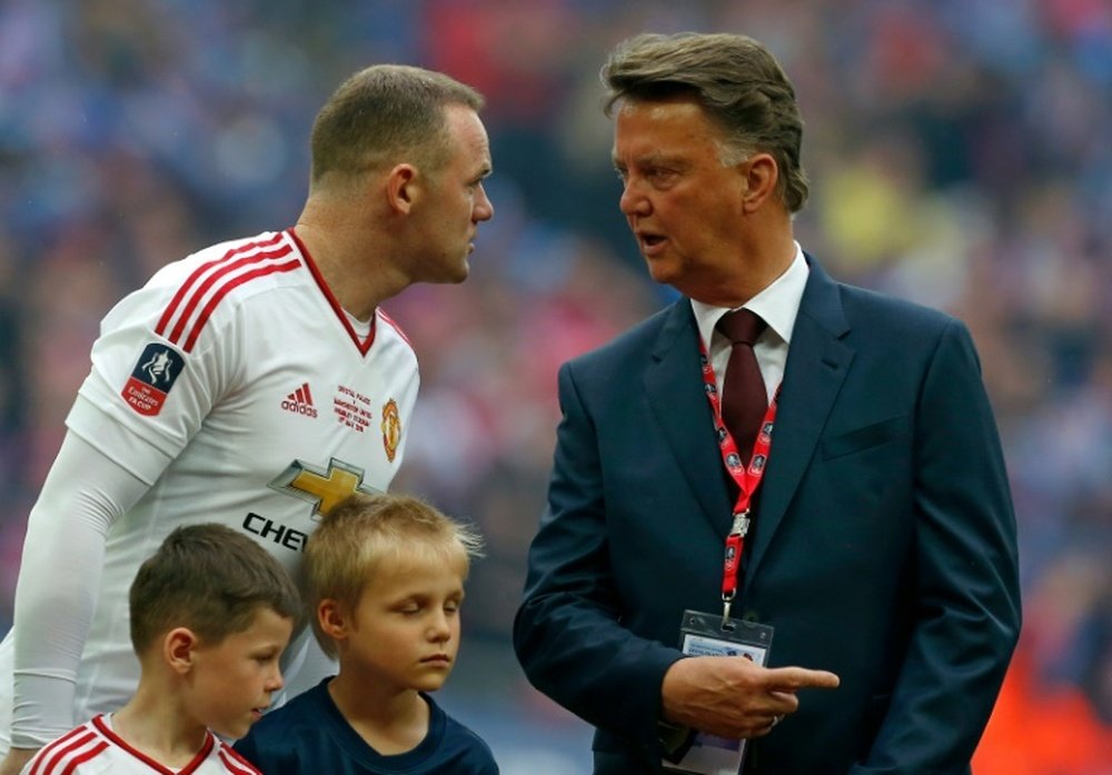 Manchester United manager Louis van Gaal (R) speaks with Wayne Rooney before the presentation of the FA Cup trophy at Wembley stadium