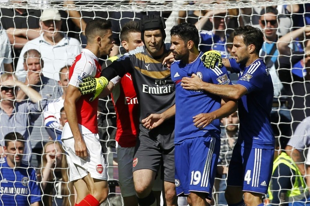 Arsenals Brazilian defender Gabriel (L) and Chelseas Brazilian-born Spanish striker Diego Costa (2nd R) are separated by Arsenals Czech goalkeeper Petr Cech (C) as they clash during the English Premier League football in Lond on September 19, 2015