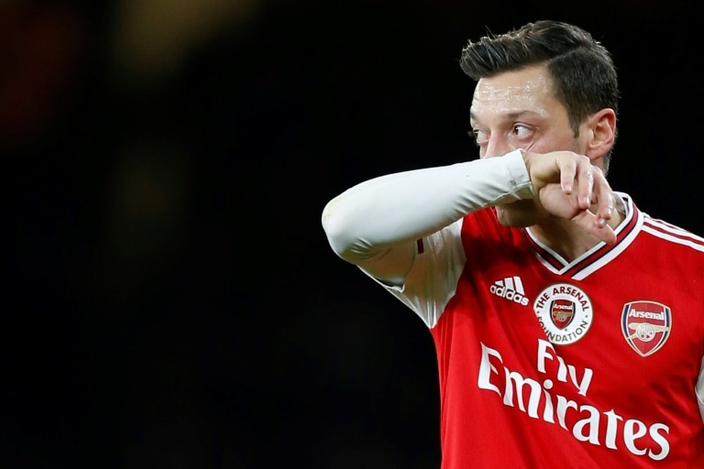 Ozil prêt à aller au bout de son contrat avec Arsenal. AFP