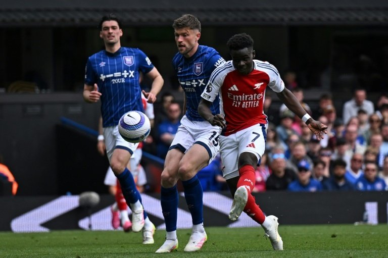Saka injury 'nothing serious' as Arteta assesses Arsenal options