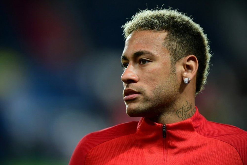 Pai de Neymar fala sobre transferência para o PSG. AFP