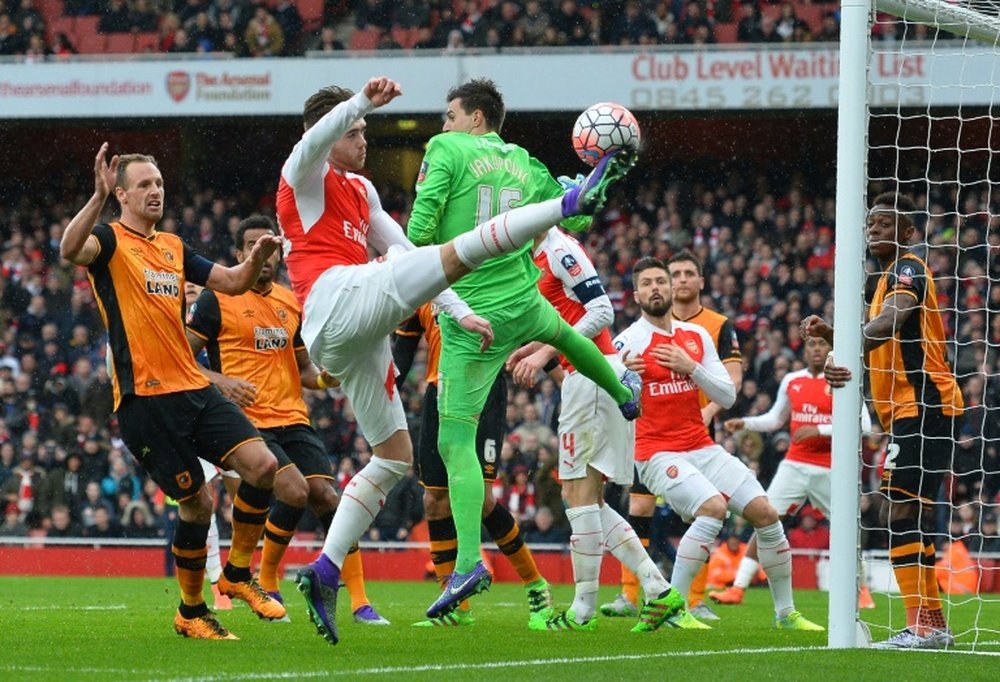 Arsenals defender Calum Chambers (C) tries to shoot past Hull Citys goalkeeper Eldin Jakupovic (3R) during the FA cup fifth round football match at the Emirates Stadium in London on February 20, 2016