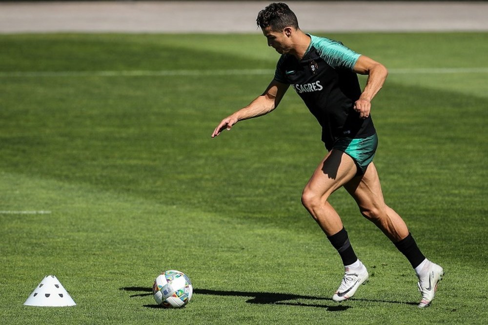 Cristiano Ronaldo sente incômodo na perna esquerda e fica fora de amistoso. AFP