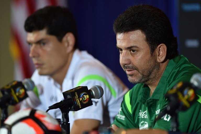 El entrenador boliviano, contento a pesar de la derrota. AFP