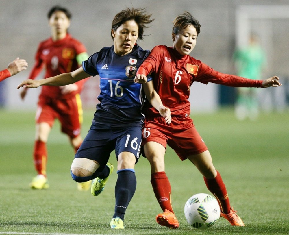 Japans Mana Iwabuchi (L) fights for the ball with Vietnams Bui Thuy An during a Rio 2016 Olympic Games Asia final qualifying tournament in Osaka, in March 2016