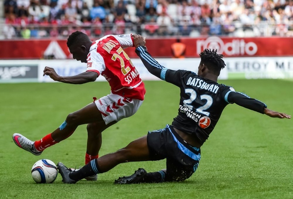 Marseille forward Michy Batshuayi (R) vies with Reims defender Hamari Traore during their French L1 match on August 16, 2015 at the Auguste Delaune Stadium in Reims, northern France
