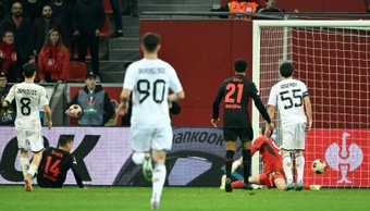 El Bayer Leverkusen, que estuvo contra las cuerdas ante el Qarabag, evitó la primera derrota del curso gracias a un impresionante Patrick Schick, que lideró la reacción con un gol en el 93' -el del empate- y otro en el 97' -el del triunfo- (3-2). Los de Xabi Alonso, con uno más desde el minuto 63, lograron el pase a los cuartos de final de la Europa League.