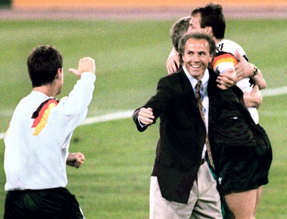 Beckenbauer, la leyenda en el banquillo ante Argentina. AFP