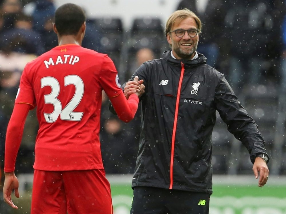 Liverpools manager Jurgen Klopp (R) shakes hands with defender Joel Matip after a match in 2016