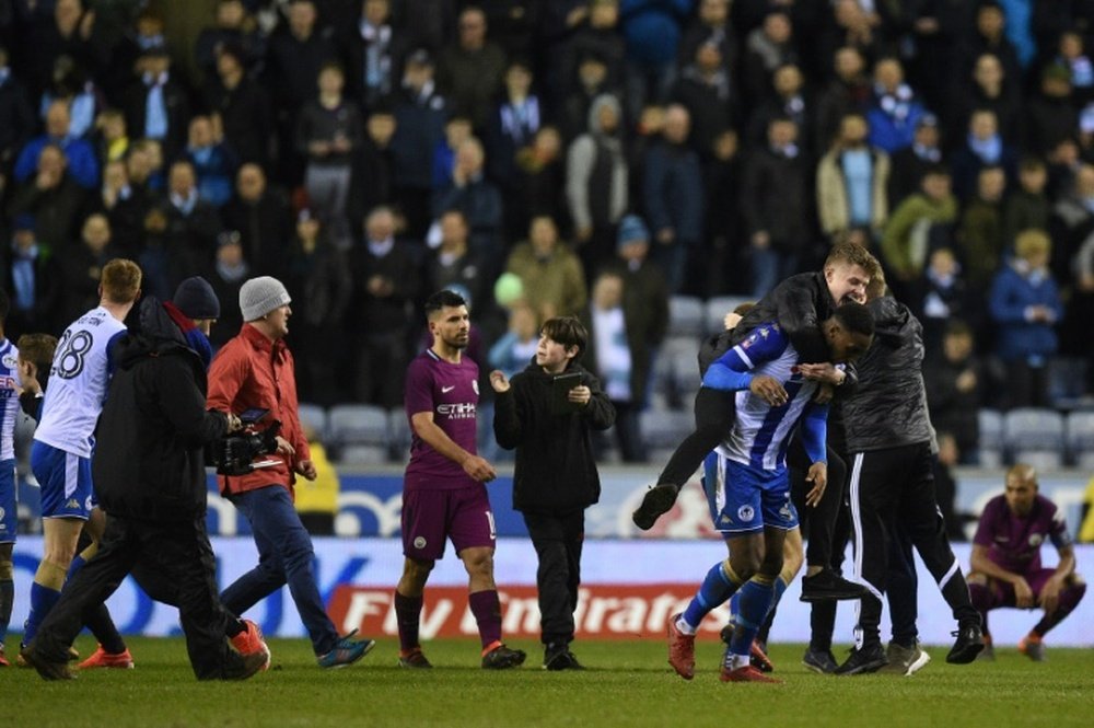 Agüero fue rodeado por varios hinchas del Wigan. AFP