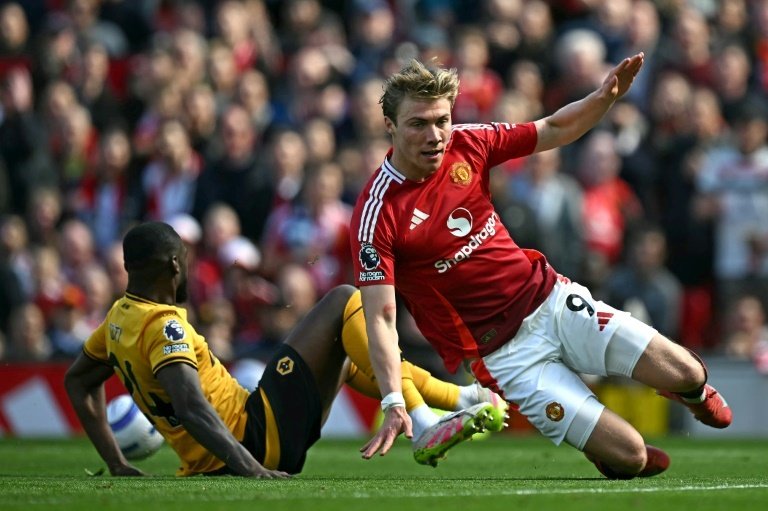 Wolves beat Man Utd to secure survival, Neto nets Chelsea winner at Fulham