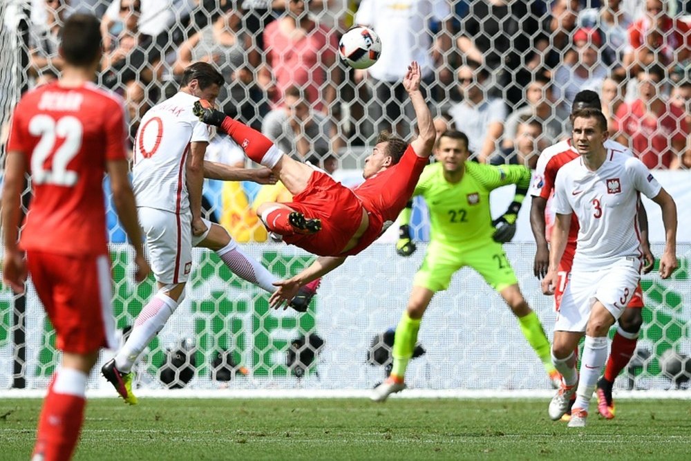Switzerland midfielder Xherdan Shaqiri (C) scores his teams equalise. BeSoccer