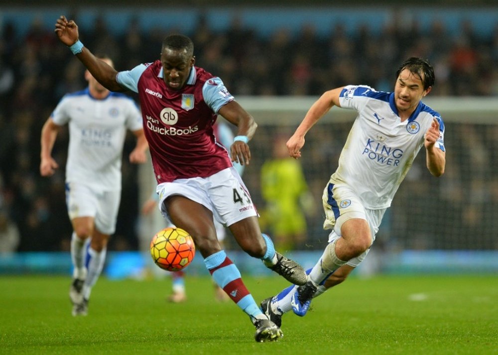 Leicester Citys Shinji Okazaki (R) vies with Aston Villas Aly Cissokho during the English Premier League match in Birmingham on January 16, 2016