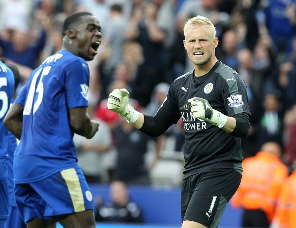 Leicester Citys goalkeeper Kasper Schmeichel (R) celebrates on the final whistle of an English Premier League football match against Aston Villa at King Power Stadium in Leicester, central England on September 13, 2015