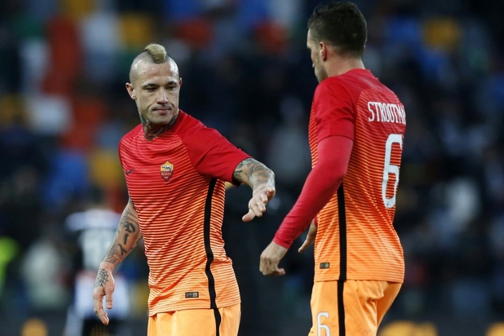 Romas midfielder Radja Nainggolan (L) celebrates with teammates midfielder Kevin Strootman at the end of the Italian Serie A football match against Udinese January 15, 2017