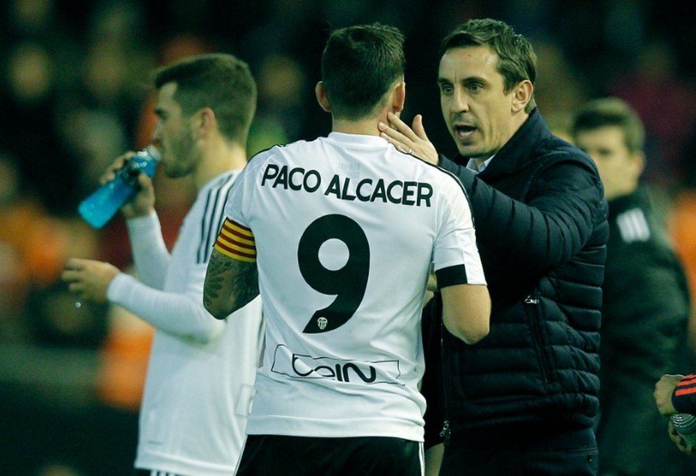 Valencias head coach Gary Neville (R) speaks to forward Paco Alcacer during their Spanish Copa del Rey (Kings Cup) match against Las Palmas, at the Mestalla stadium in Valencia, on January 21, 2016
