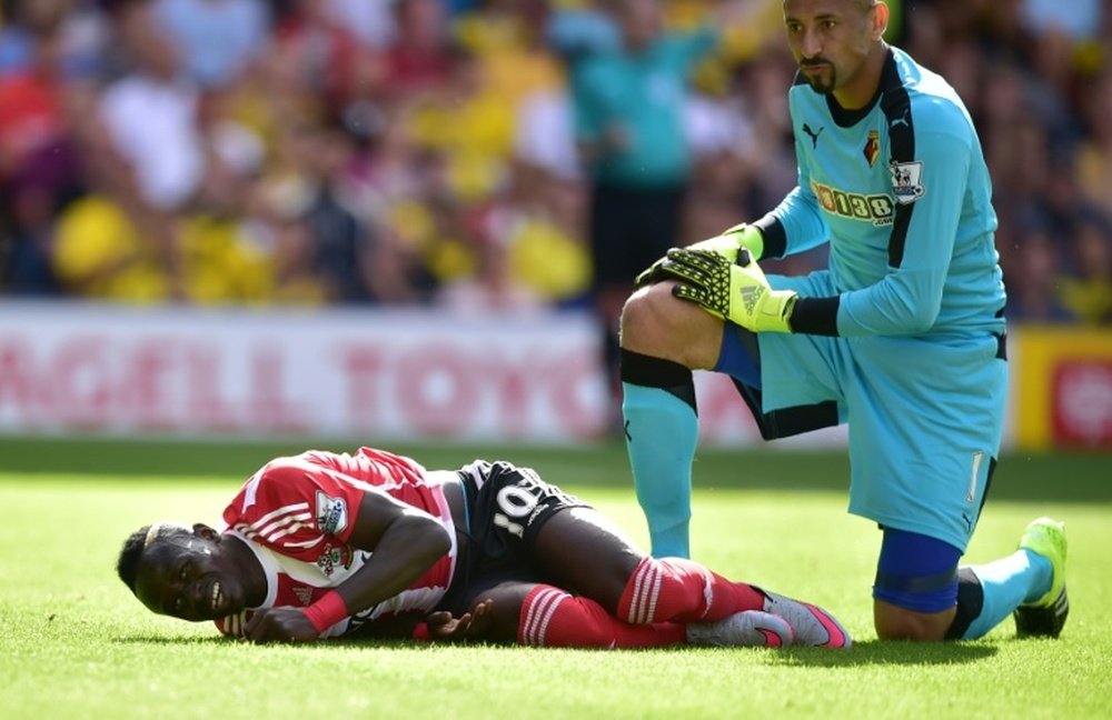 Southamptons Senegalese midfielder Sadio Mane (L) lies injured on the ground during the English Premier League football match between Watford and Southampton at Vicarage Road Stadium in Watford, north of London on August 23, 2015