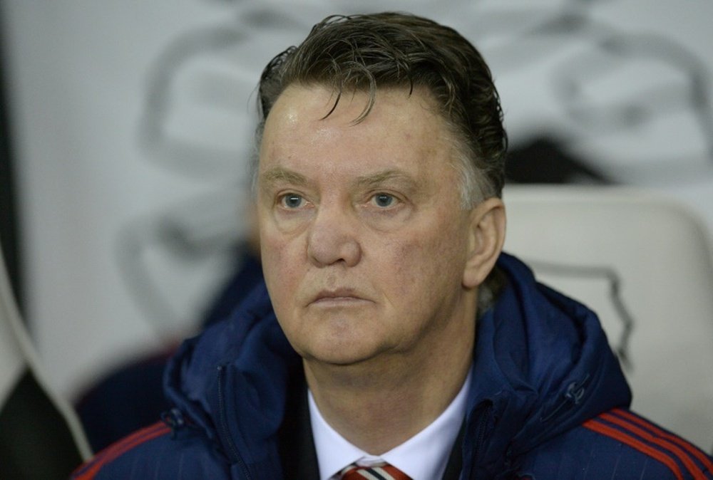 Manchester Uniteds Dutch manager Louis van Gaal watches his players warm up ahead of the FA cup fourth round football match between Derby County and Manchester United at Pride Park stadium in Derby on January 29, 2016