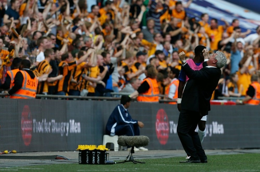 Hull Citys manager Steve Bruce (R) celebrates with the fans on the touchline. BeSoccer