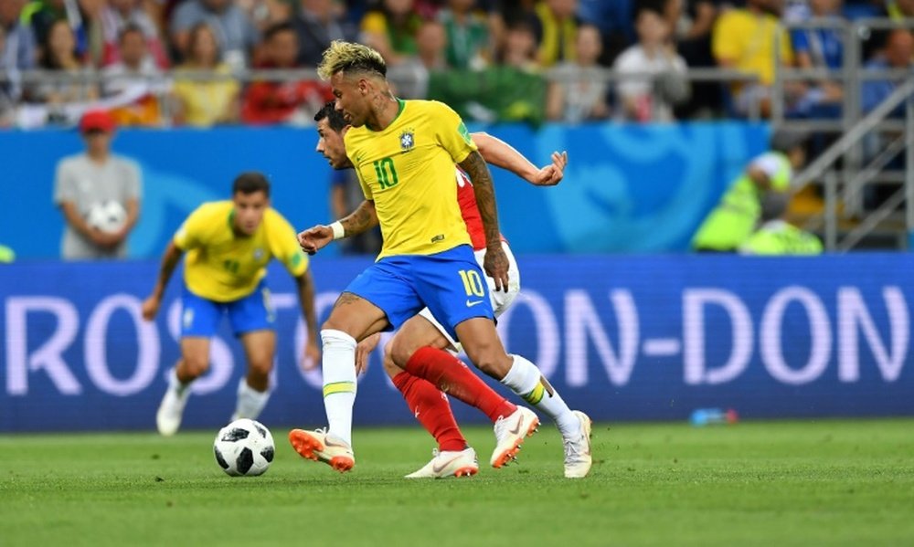 Neymar fue objetivo de Suiza. AFP