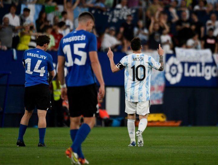 Messi celebra a vitória e agradece o apoio.AFP
