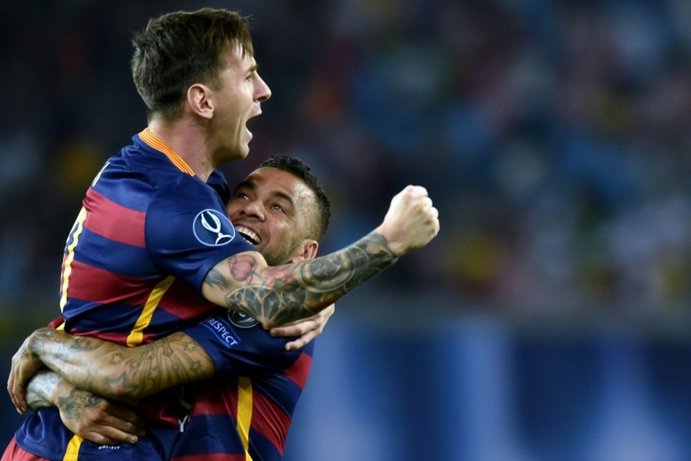 Alves quiere ver de nuevo a Messi en el Barça. AFP