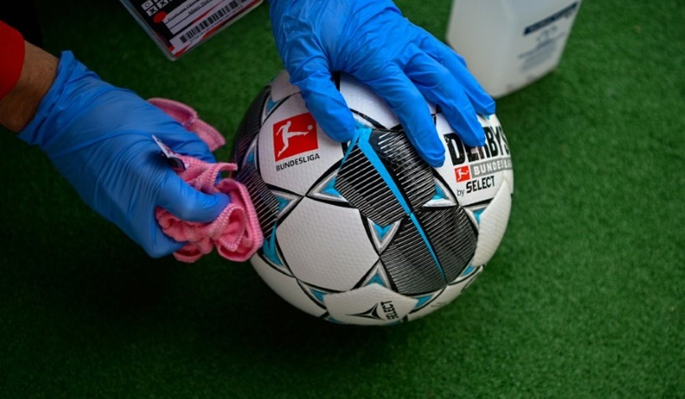 Los balones fueron desinfectados uno a uno antes de jugar. AFP