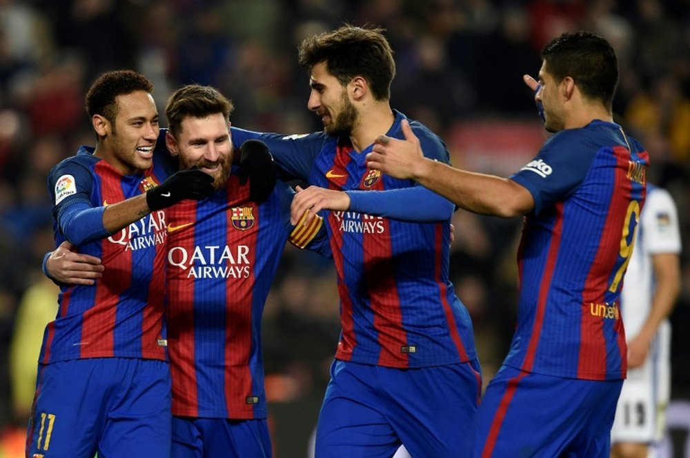 La derrota del Madrid en Valencia ha devuelto la sonrisa al Barcelona. AFP/Archivo
