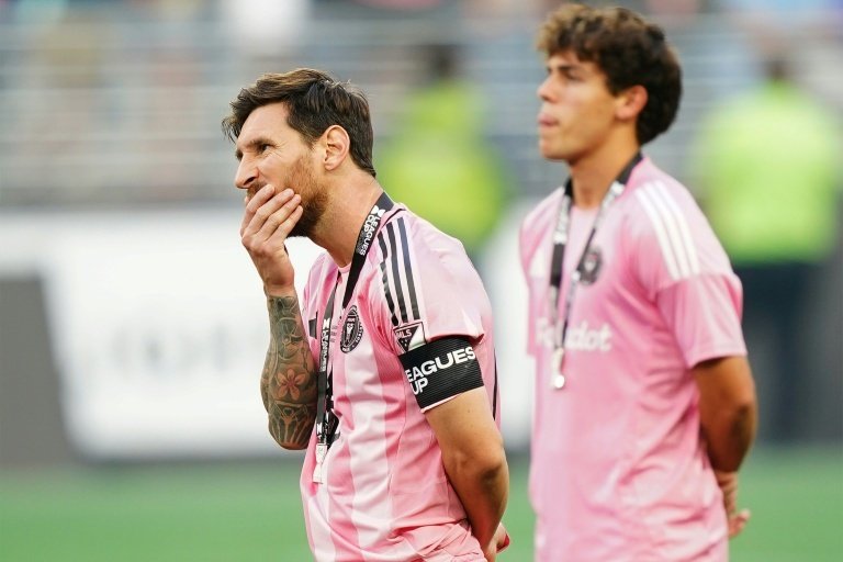Sob os olhares de uma multidão recorde no Lumen Field, o Seattle Sounders protagonizou a grande zebra da Leagues Cup, atropelando o poderoso Inter Miami de Lionel Messi por 3 a 0. Uma vitória que não só rendeu o troféu, mas também coroou o Sounders como o primeiro a conquistar todos os títulos do futebol norte-americano!