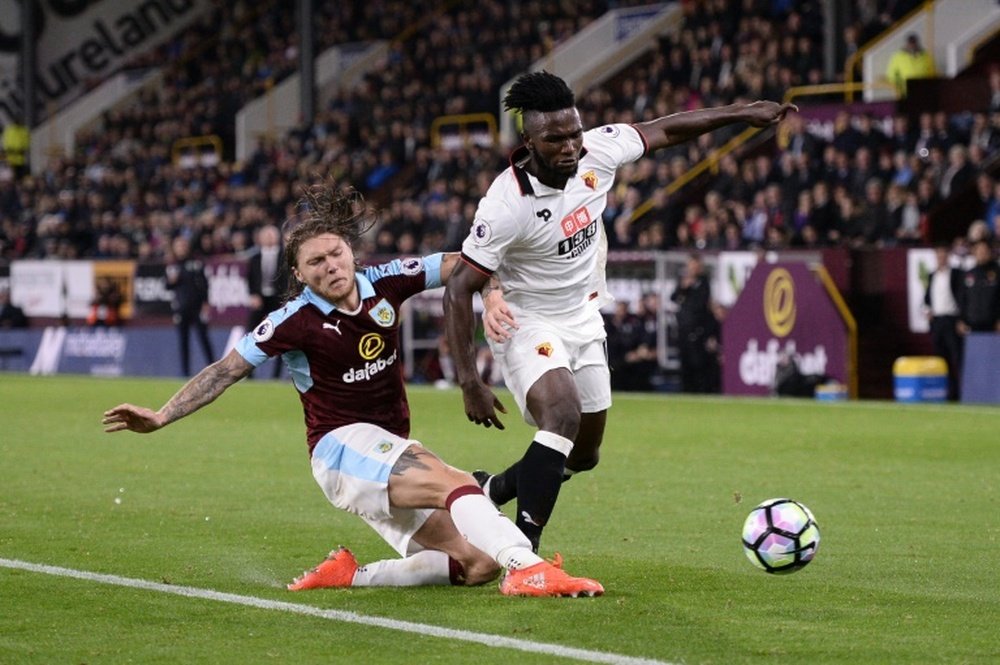 Watfords striker Isaac Success (R) takes on Burnleys midfielder Jeff Hendrick on September 26, 2016