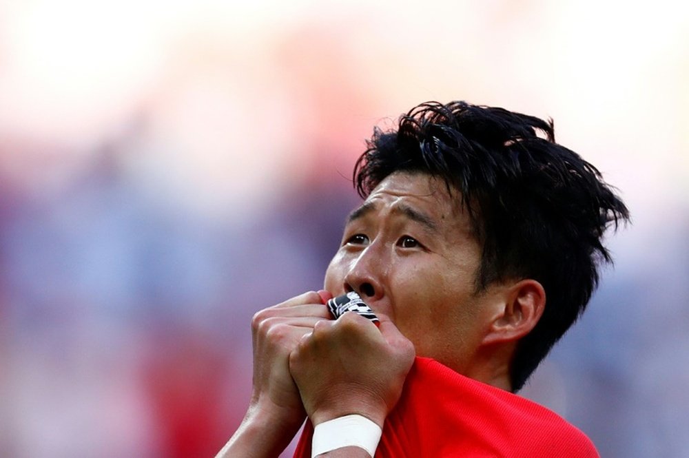 Son Heung-min se juega tener que dejar el fútbol durante casi dos años. AFP