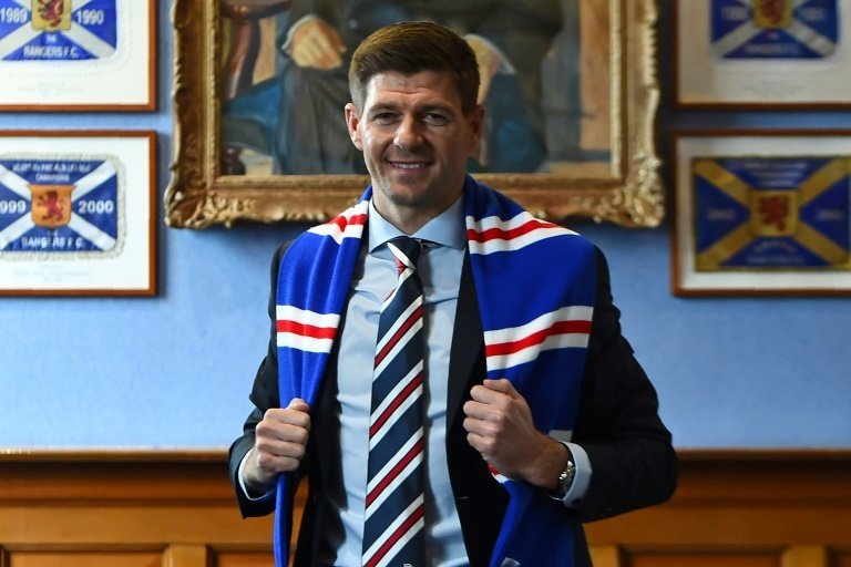 El Rangers desmintió que convenciese a Gerrard con un aumento de presupuesto. AFP