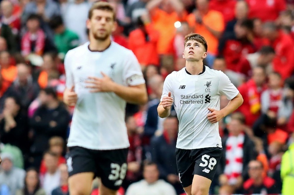 Ben Woodburn (d) es uno de los jóvenes talentos de la academia del Liverpool. AFP/Archivo