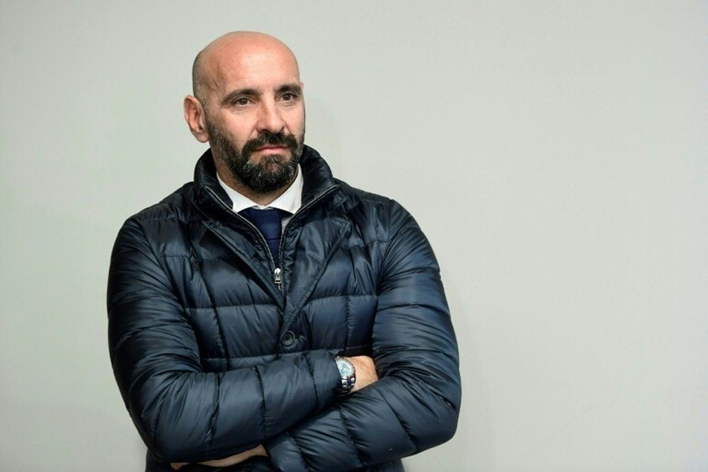 Monchi se fija en un jugador del Olympique de Lyon. AFP