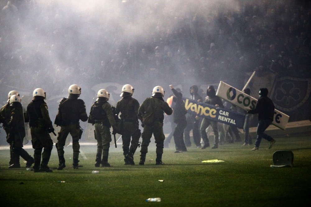 Panathinaikos fans clash with riot police after the cancellation of the Greek Super League match between Panathinaikos and Olympiakos in Athens on November 21, 2015