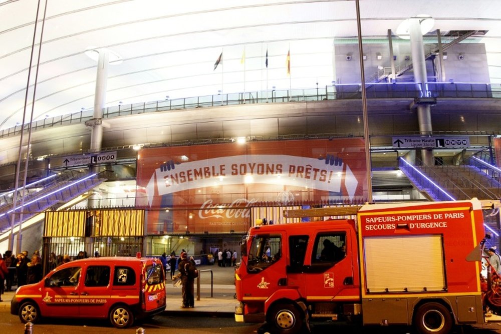 Vehículos de emergencia a las puertas del Stade de France el día de la catástrofe