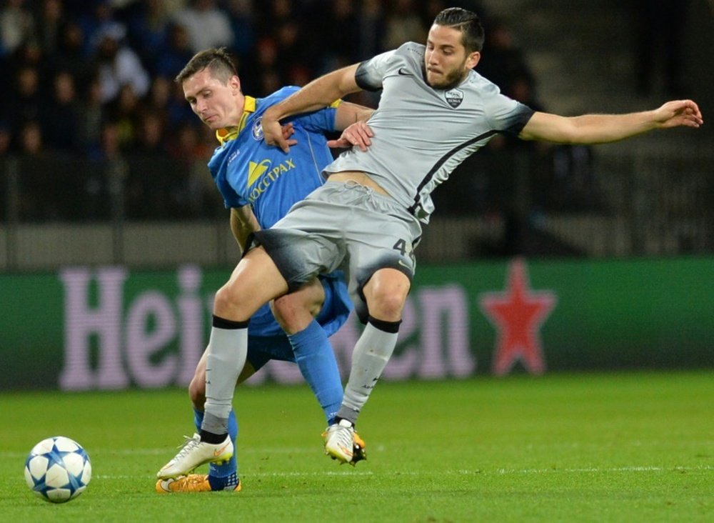 Nikolai Signevich pelea por el balón con Manolas , en el BATE-Roma de la segunda jornada. AFP