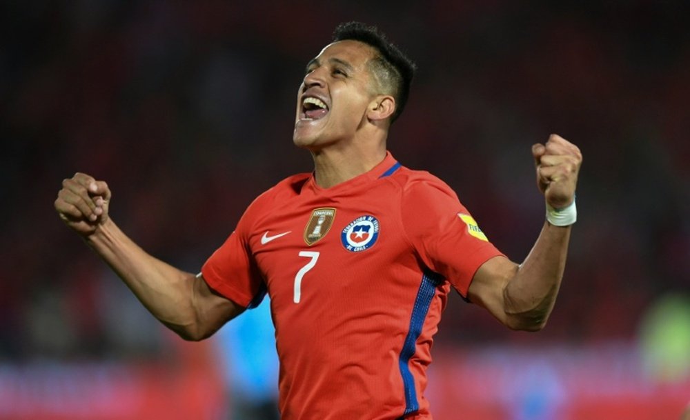 Chiles Alexis Sanchez celebrates after scoring against Uruguay during their 2018 FIFA World Cup qualifier football match in Santiago, on November 15, 2016