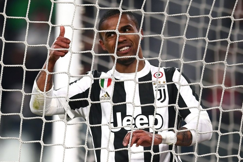 Douglas Costa podría salir de la Juventus en este verano. AFP/Archivo